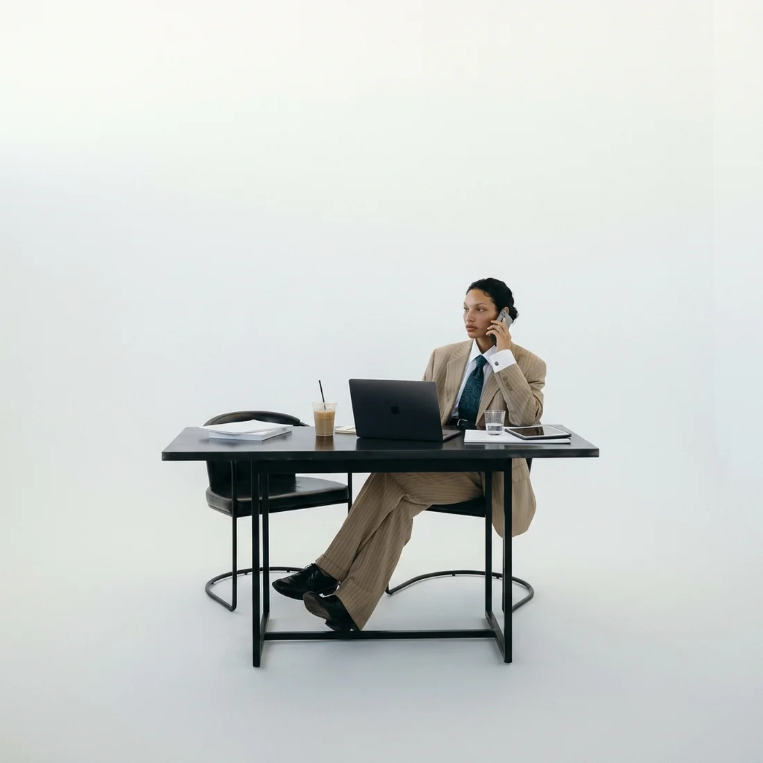 Au téléphone, seule à son bureau — tenir le fil