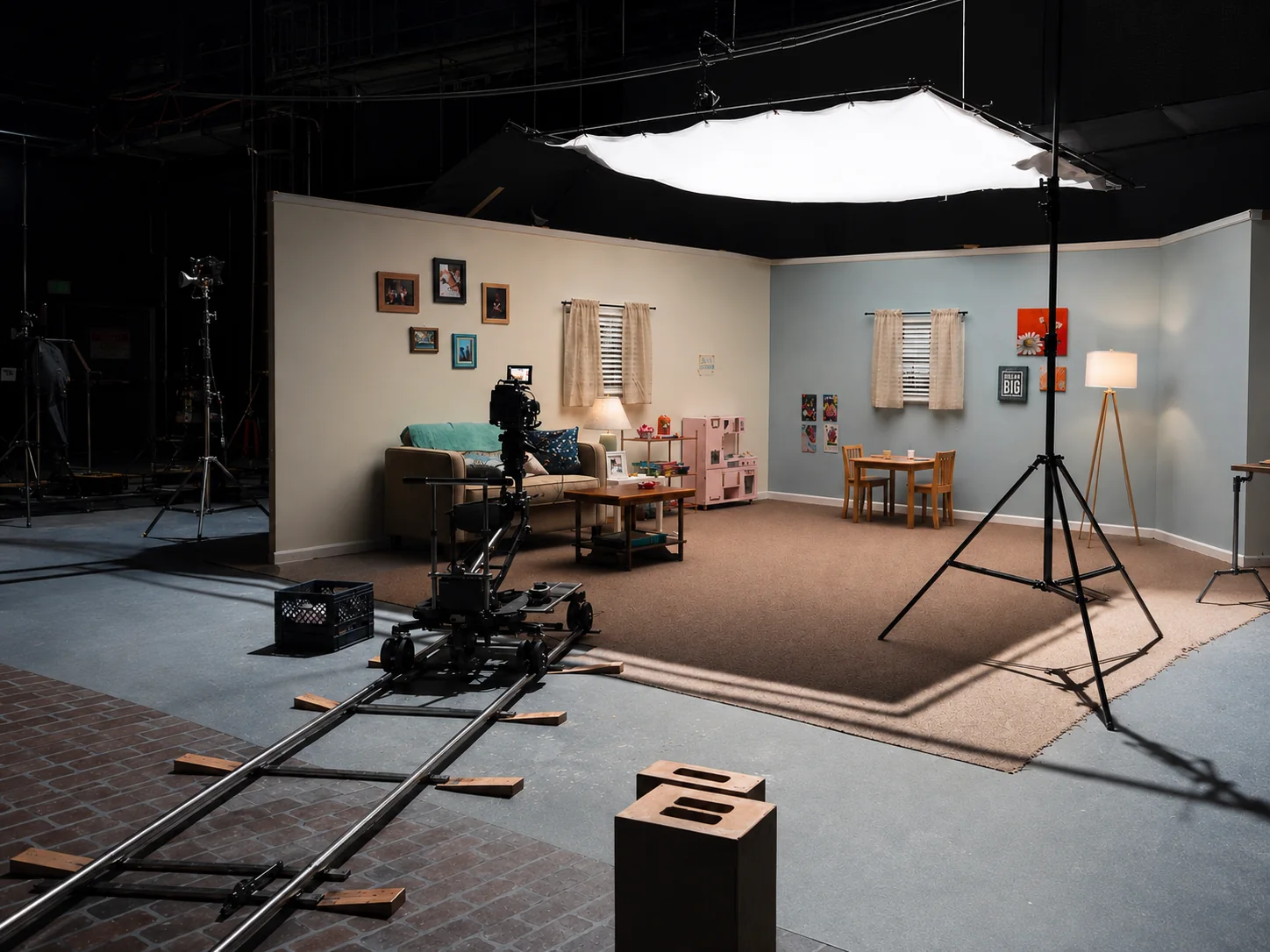 Plateau de tournage : décor de salon, travelling et projecteur
