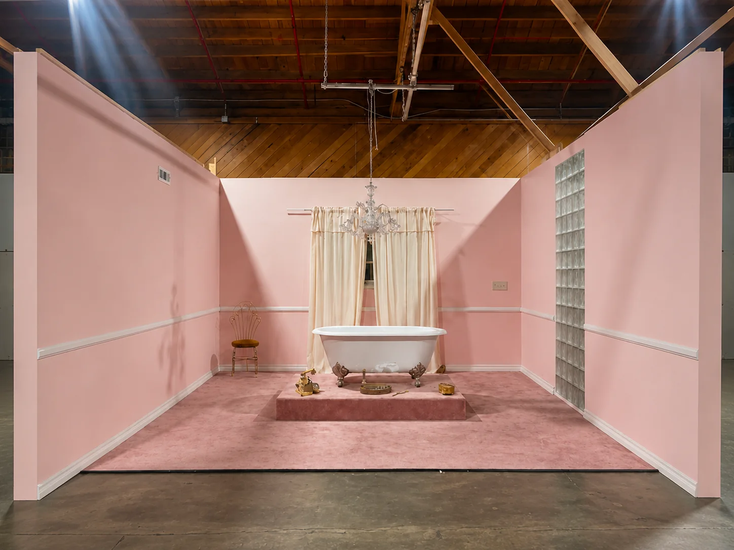 Décor de studio épuré, baignoire et voilage