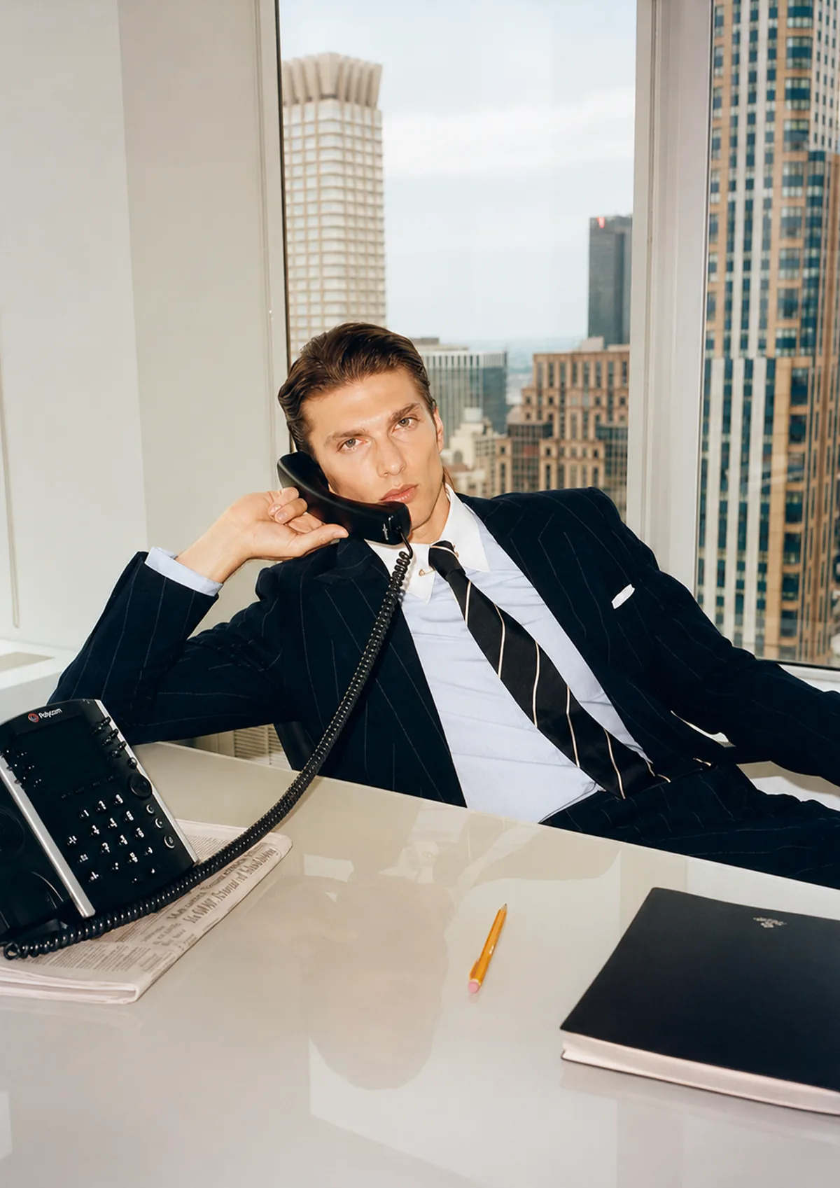 Changement et transformation : appel depuis un bureau en hauteur surplombant la ville, série Management